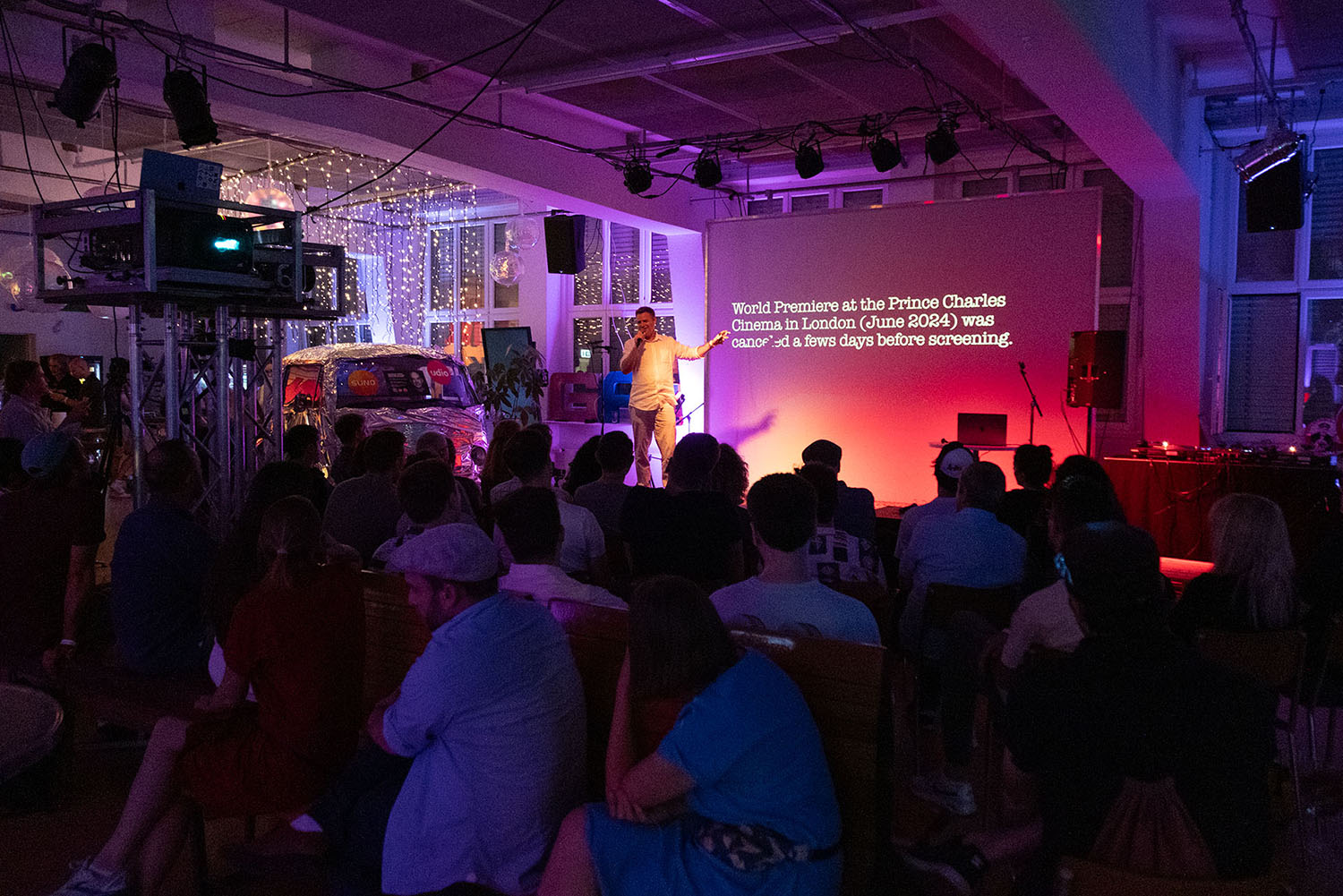 Impression von einer Keynote auf der Bühne des 1. KI-Festivals in Zürich.