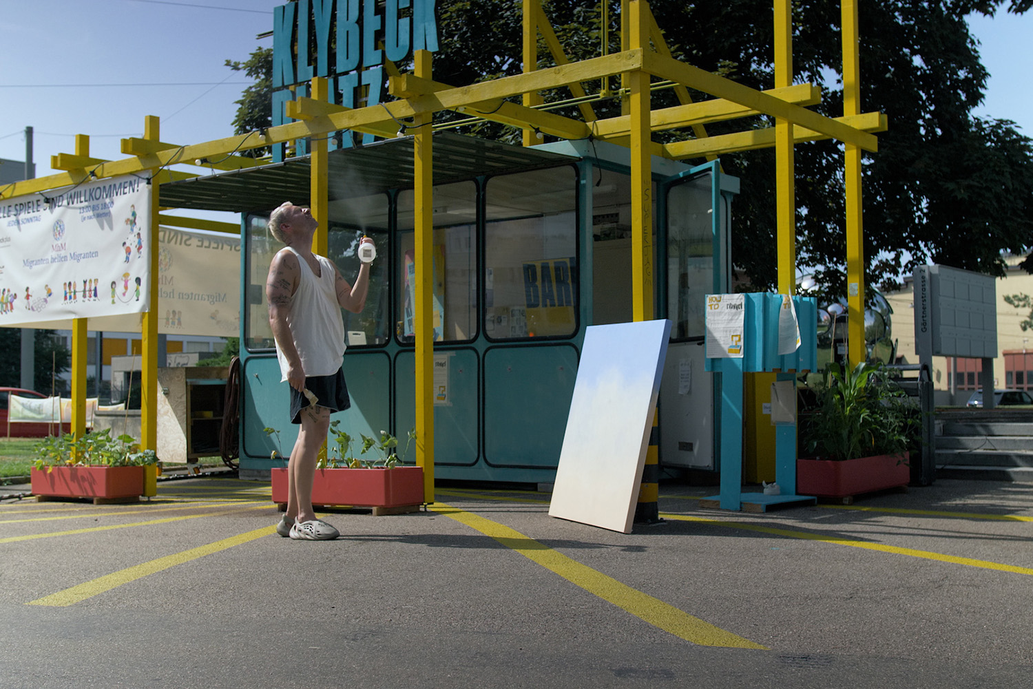 Screenshot des Videoporträts über Kunst im öffentlichen Raum von XO Henning.